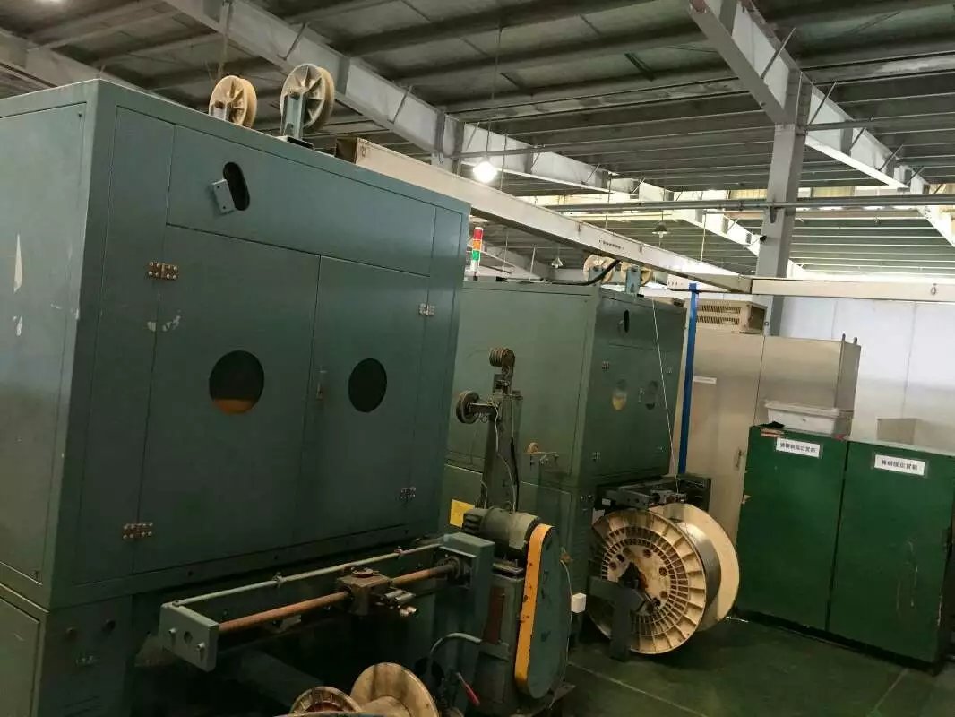 機床設備蜜桃视频APP下载入口油漆刷痕、小滾珠痕：刷子和小滾珠的移動方向，幹燥的塗膜的表麵留有凹凸的線和痕跡。